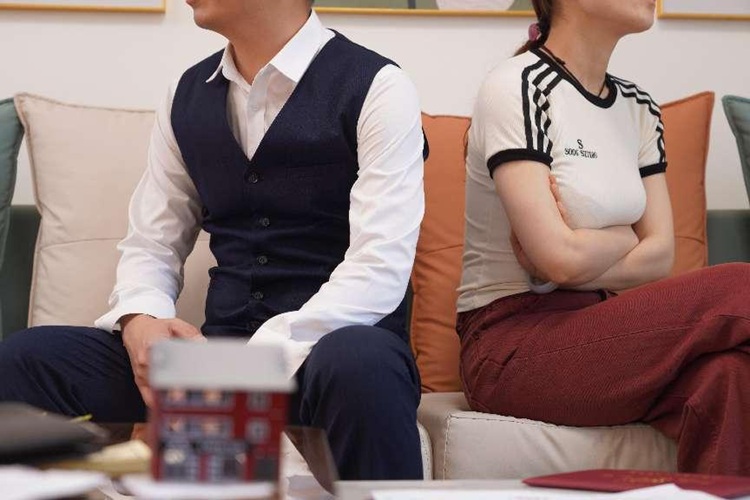 冠领律师代理北京海淀离婚纠纷案，被出轨老伴伤害的女子终得3000万财产