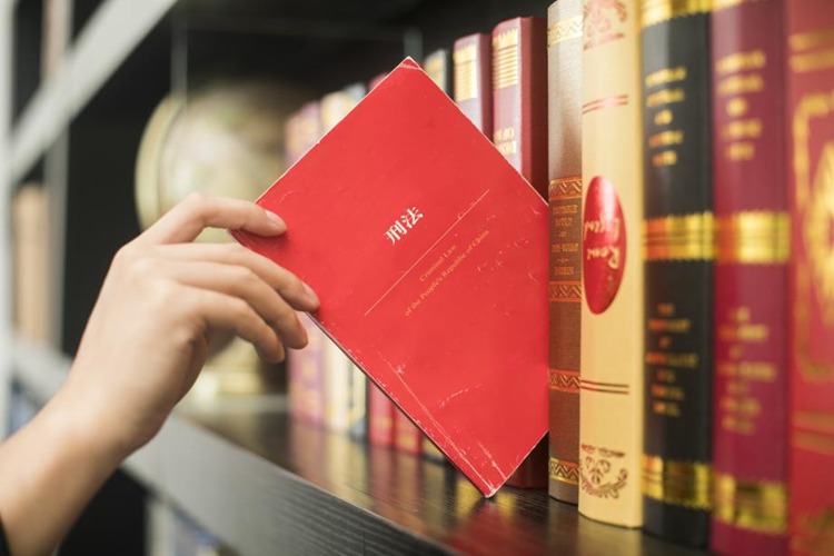 与他人发生肢体冲突涉嫌故意伤害，冠领律师依法辩护为嫌疑人成功取保候审