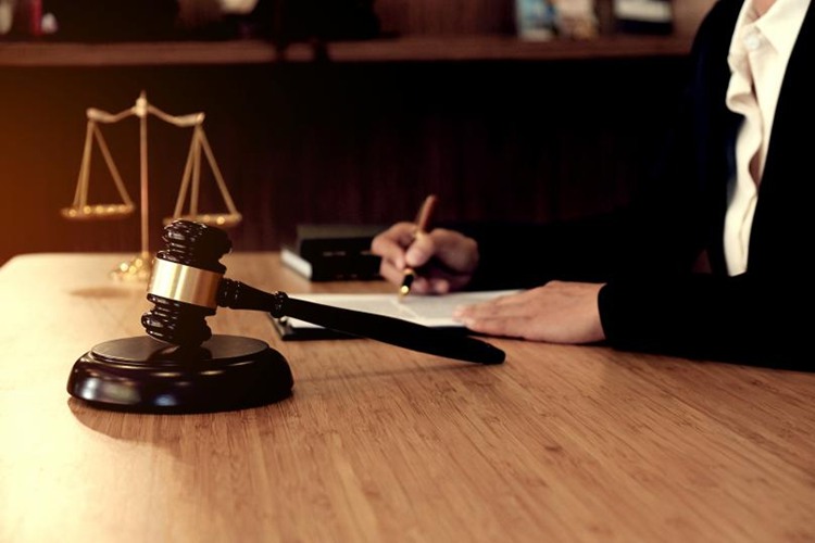多次盗窃他人汽车轮胎，冠领律师依法辩护助嫌疑人获不起诉决定