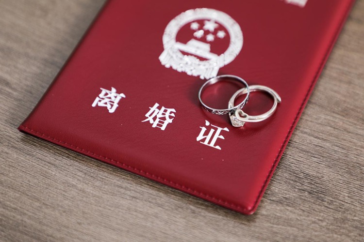 破碎的婚姻难以为继，律师成功帮女方拿到孩子抚养权及42.8万元钱款