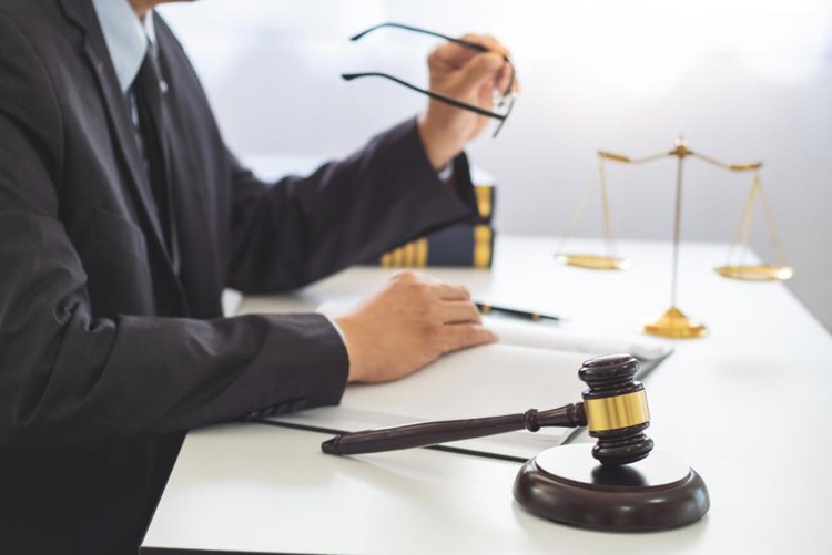 以办理虚假证书挂靠兼职为名实施诈骗，冠领律师依法助嫌疑人成功获得从宽处理