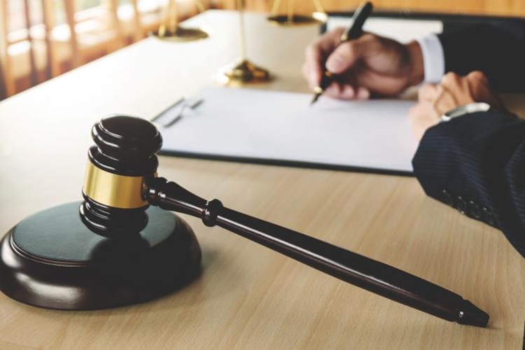 在赌场为他人兑换赌资，冠领律师依法辩护助委托人成功缓刑