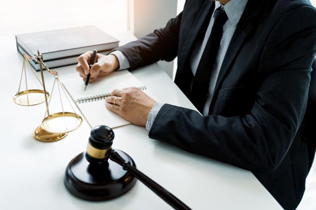 商场互殴致人轻伤，冠领律师依法辩护助委托人成功缓刑
