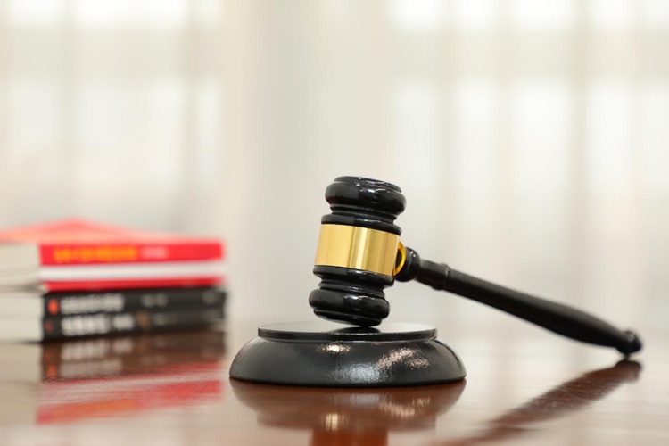 女子冲动抡凳砸伤邻居被逮捕，冠领律师不懈沟通促成不起诉